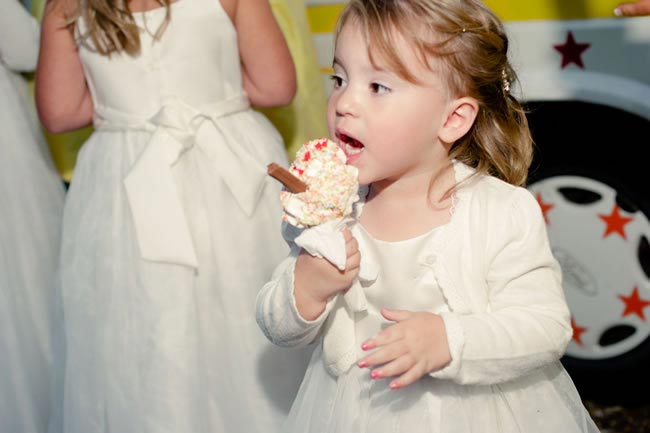 110 Wedding Entertainment Ideas That Will wow Your Guests Girl eating ice cream